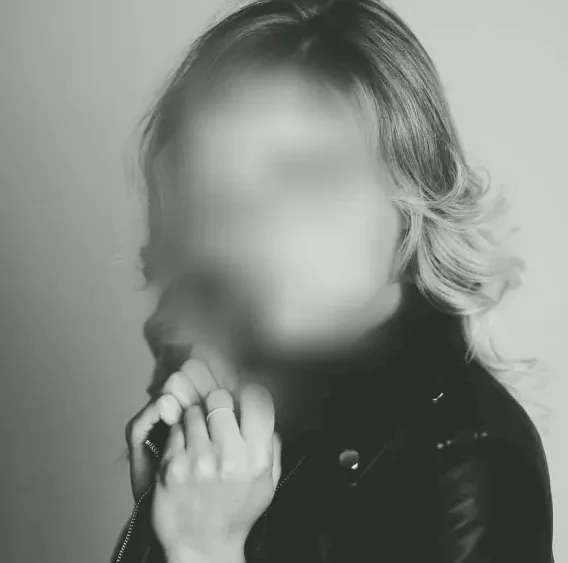 Bouchra, 33
