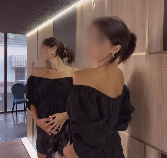 Isabella, 33