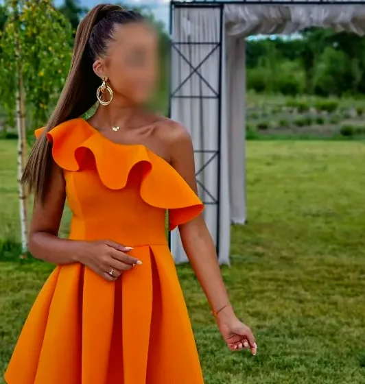 Laura, 24