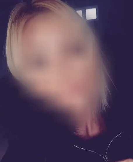 Sandra, 25
