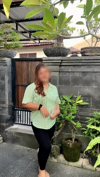 Sandra, 39